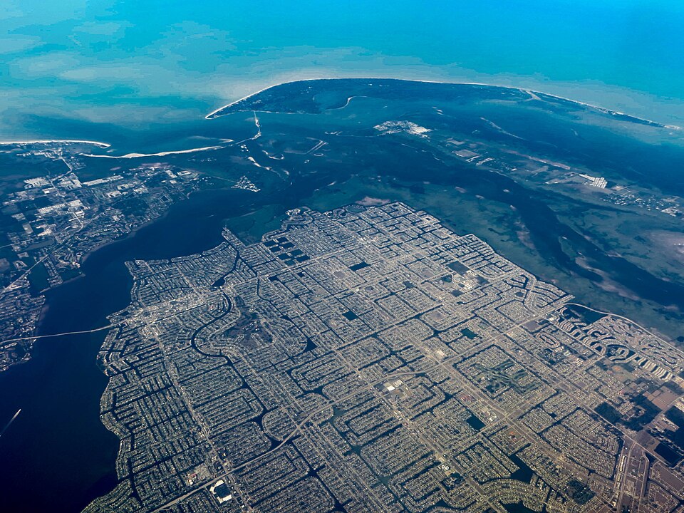 Vista aérea de los canales y barrios de Cape Coral