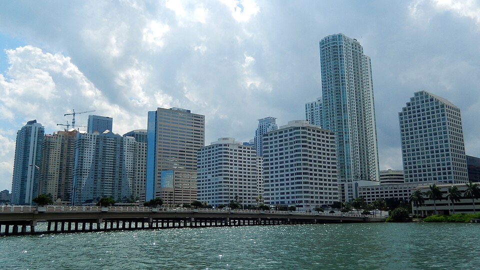 Horizonte de Miami visto desde Brickell Key