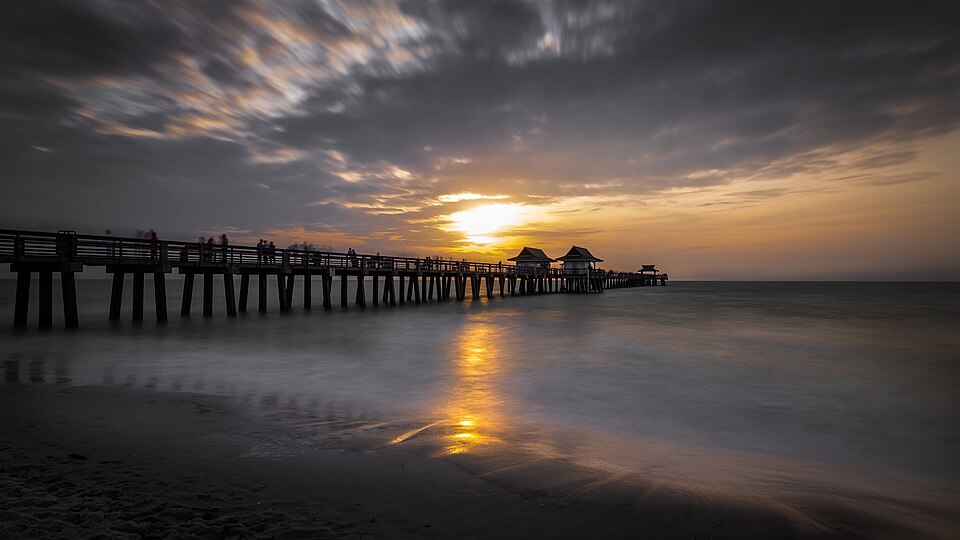 Fotografía histórica del muelle de Naples al atardecer